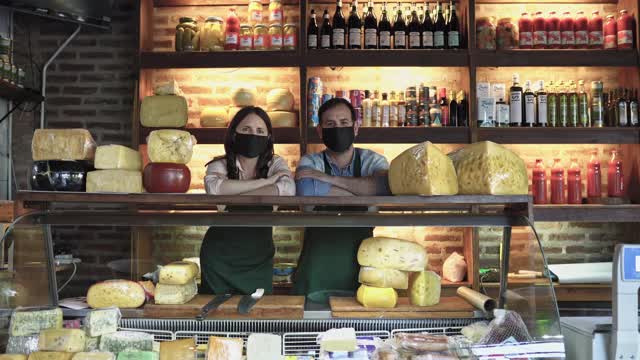 骄傲的奶酪店主在COVID-19时期视频素材