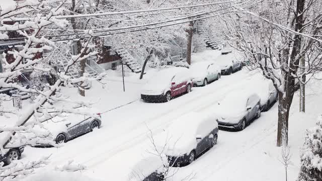 在暴风雪期间蒙特利尔罗斯蒙特地区住宅区街道的高架视图视频下载
