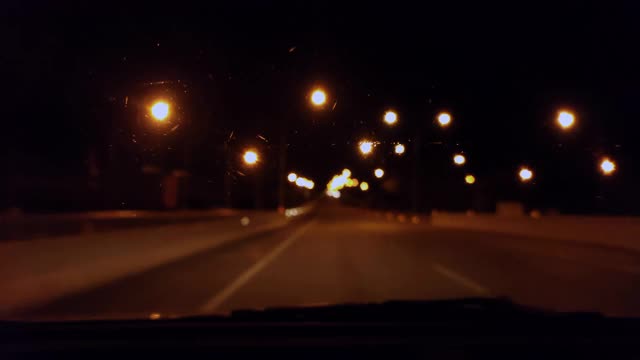 智能手机拍摄的夜间桥上行驶的慢动作视频下载