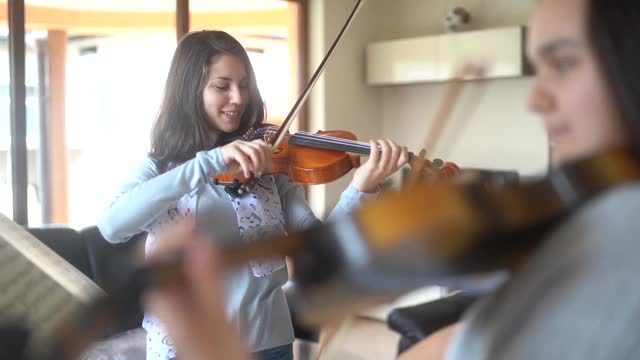 在家演奏小提琴视频素材