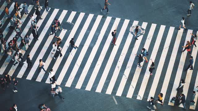 鸟瞰图穿过日本涉谷的人群视频下载