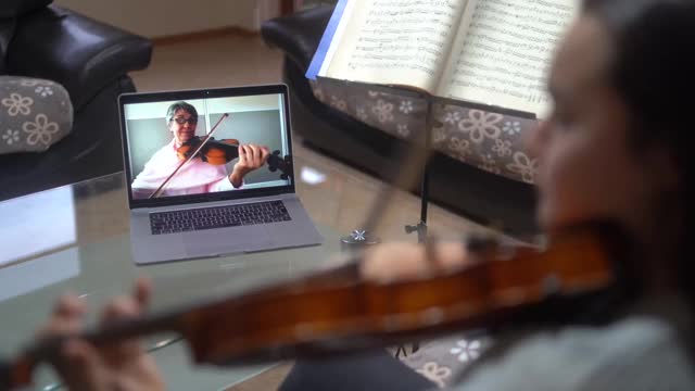 高级小提琴老师在线教一个女孩如何拉小提琴视频下载