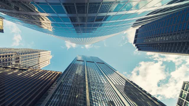 時間流逝高層企業建筑摩天大樓的低角度視頻素材
