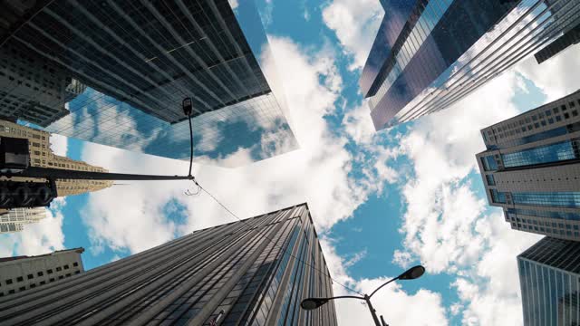 时间流逝高层企业建筑摩天大楼的低角度视频素材