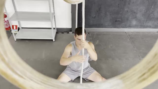 男子体操攀绳视频素材