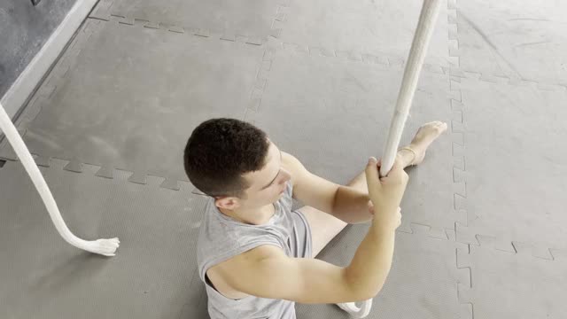 男子体操攀绳视频素材