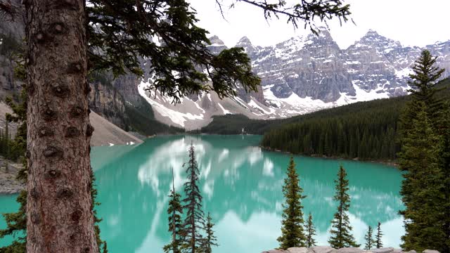 6月日出的冰碛湖4K视频，班夫国家公园，加拿大视频下载