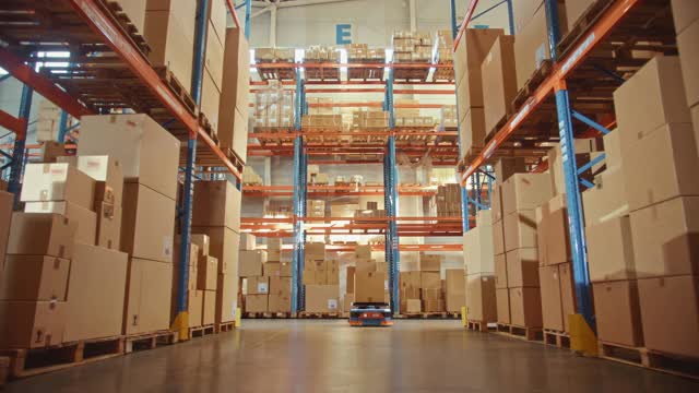 未來技術3D概念:自動零售倉庫AGV機器人與信息圖在配送物流中心運送紙箱。采購產品自動引導車輛貨物，產品，包裹視頻素材