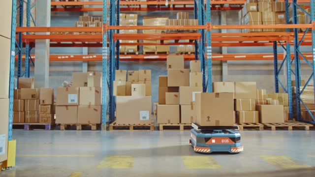 未來技術3D概念:自動化現代零售倉庫AGV機器人運輸紙箱配送物流中心。自動引導車輛運送貨物，產品，包裹視頻下載