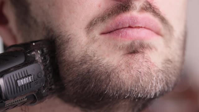 这个男人在家刮胡子。视频下载