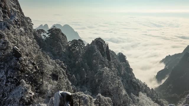 时间流逝，雾环绕着中国的黄山(黄山)视频下载