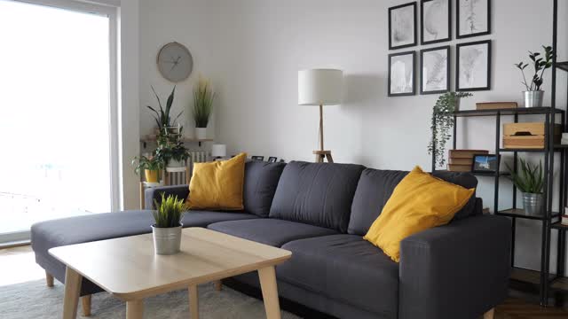 带有灰色沙发和工业设计架子的现代客厅视频下载