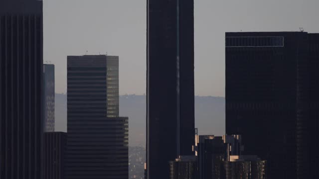 洛杉矶建筑与过往的飞机视频素材