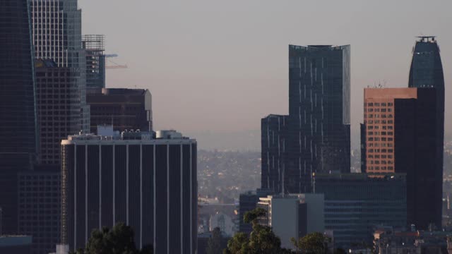 飞机经过洛杉矶大楼视频素材