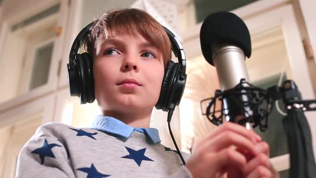 带着耳机的天才少年在录音前能集中注意力视频下载