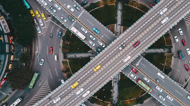 复杂立交桥和繁忙交通的全景鸟瞰图视频素材