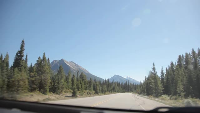 在不列颠哥伦比亚省的93号高速公路的峡谷路线上，壮丽的风景，岩石山脉，冰川在阳光明媚的日子里蓝色和绿色的国家公园视频素材