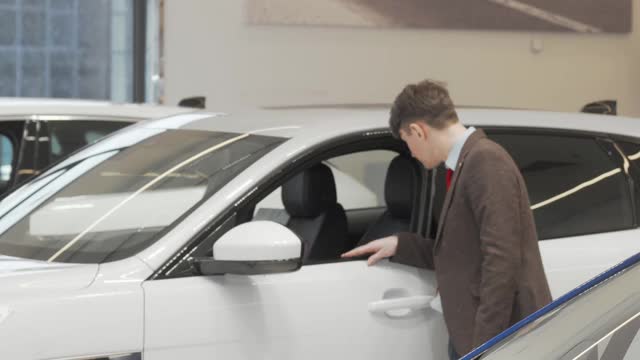 成熟的男人检查汽车销售在经销商沙龙视频下载
