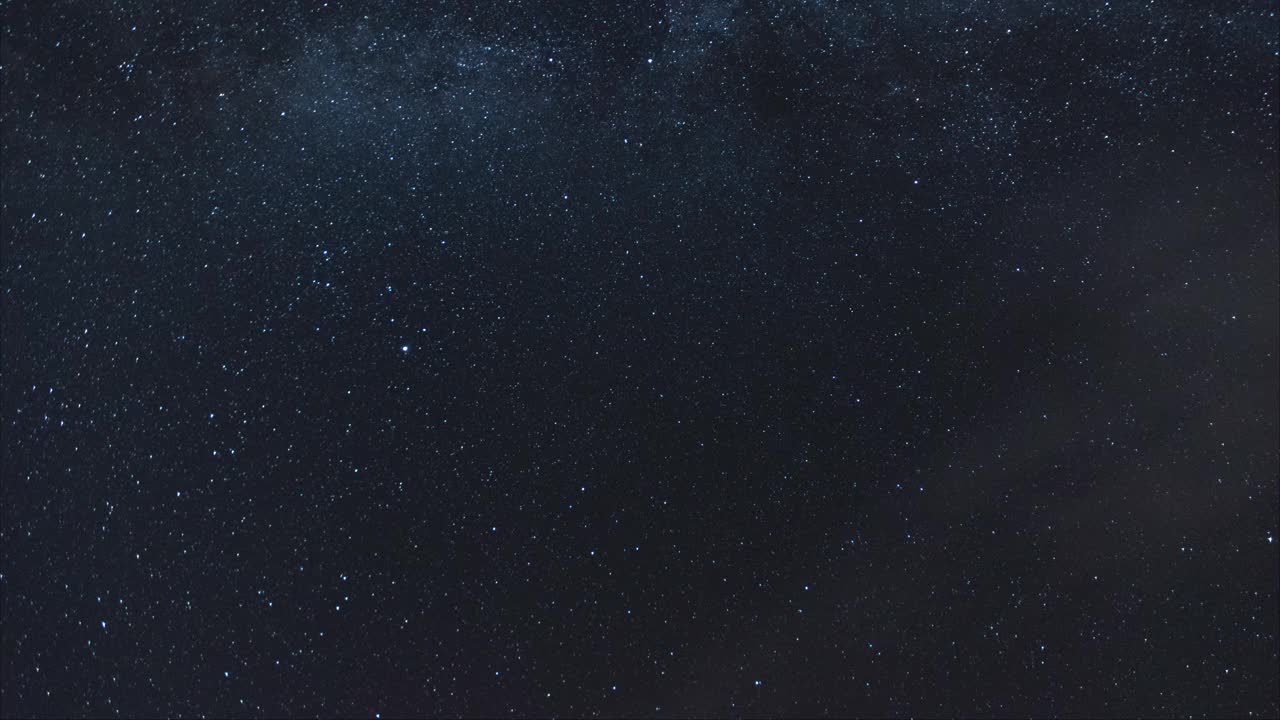 银河和星星在夜空中移动视频素材