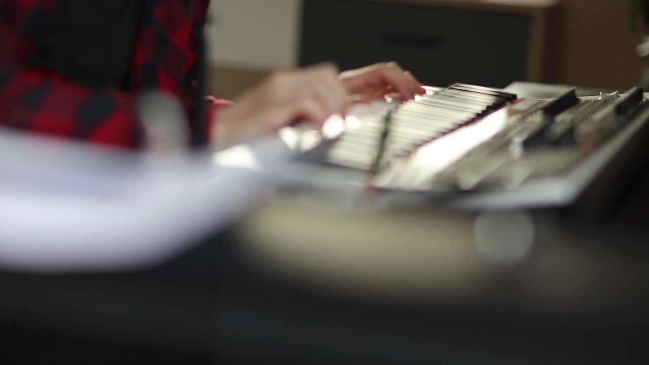年轻的音乐家在家里弹奏电子钢琴视频素材