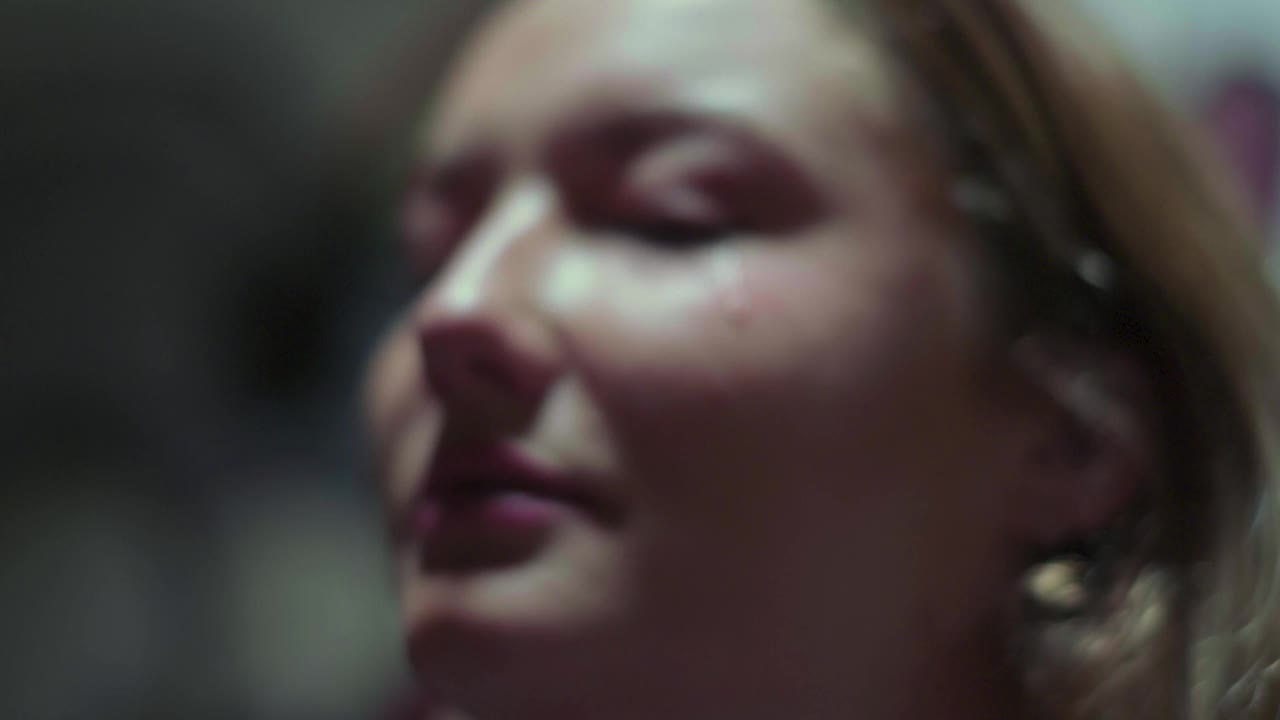 一个哭泣的女人泪珠从脸颊滑落的慢动作镜头视频素材