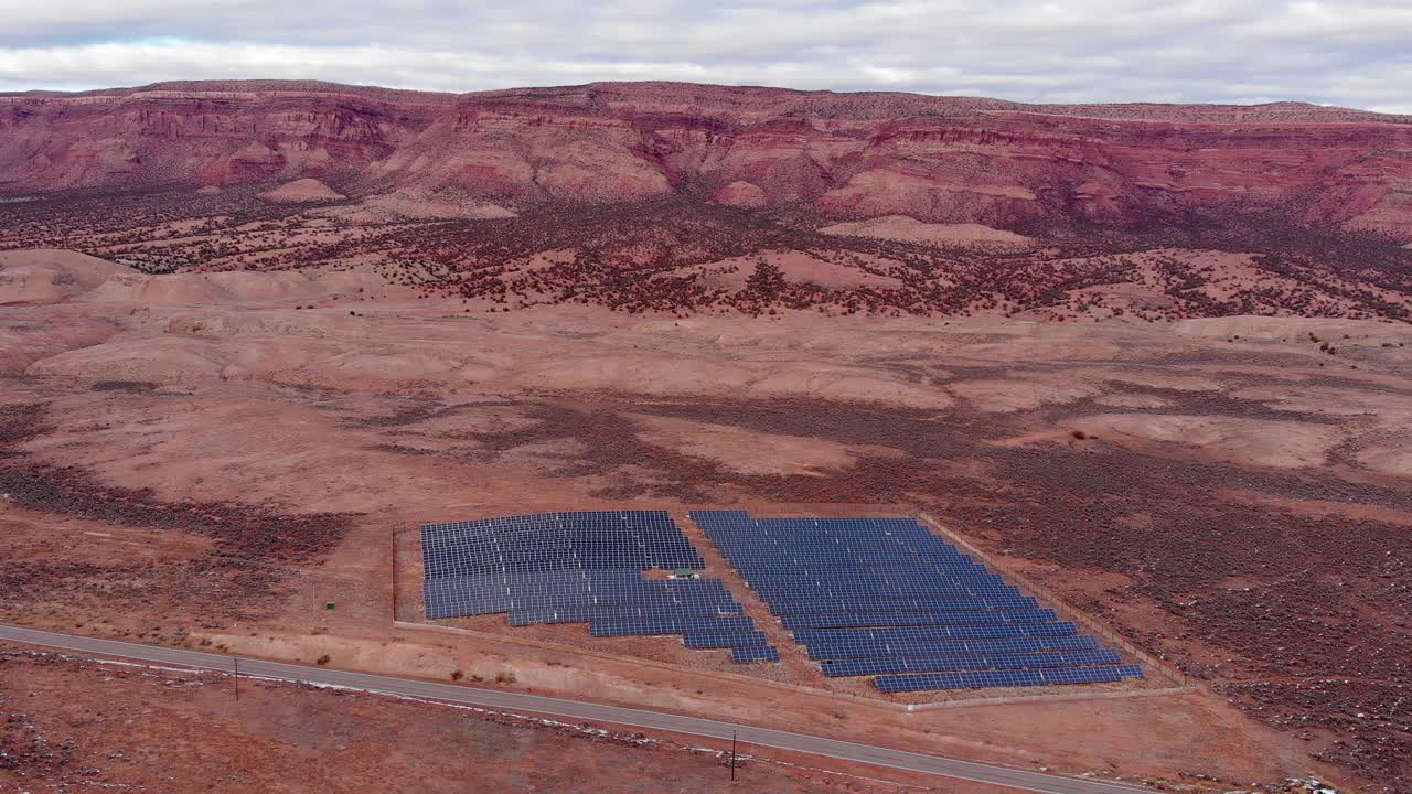 一个太阳能农场就在高速公路在科罗拉多西部的高沙漠和犹他东部边界，后面有书悬崖山脉视频素材