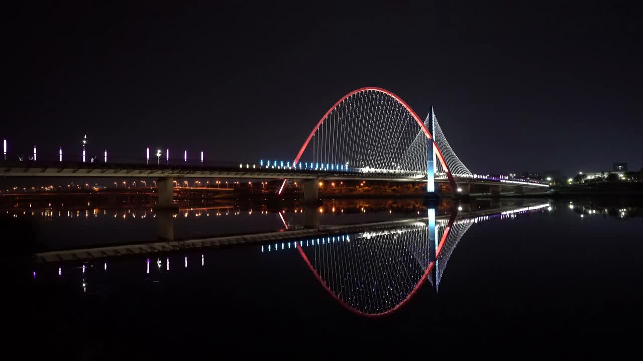 韩国大田市玉城谷Gapcheon河博览桥夜景视频下载