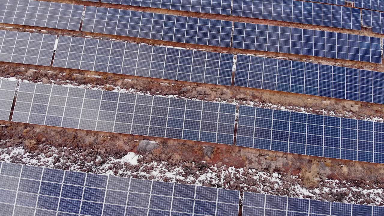 一个太阳能农场就在科罗拉多西部和犹他州东部边界的高沙漠高速公路旁视频素材