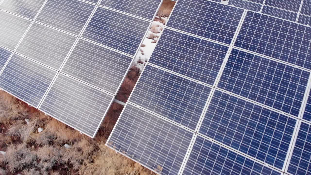 一个太阳能农场就在高速公路上科罗拉多西部的高沙漠和犹他东部边界，在面板之间掸掉了一层雪视频素材