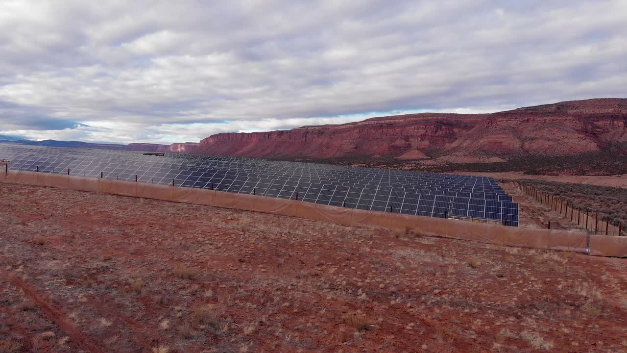 在科罗拉多西部的高沙漠和犹他州东部边界的高速公路旁，一个太阳能农场，背景是拉萨尔山脉视频素材