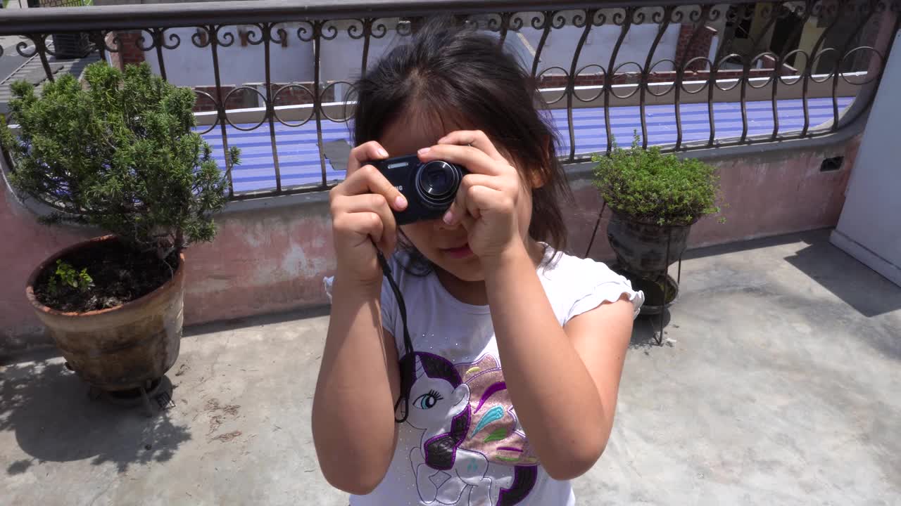 一个女孩玩着用一个坏相机拍照视频下载