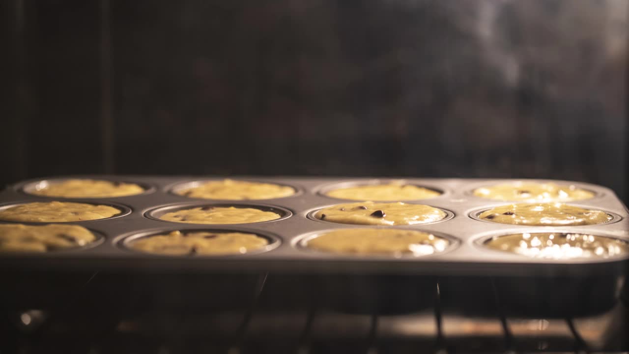 在烤箱中烘烤巧克力片的松饼的时间间隔视频下载