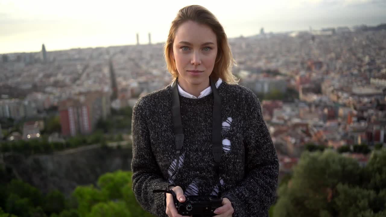 以城市为背景的女性摄影师肖像视频下载