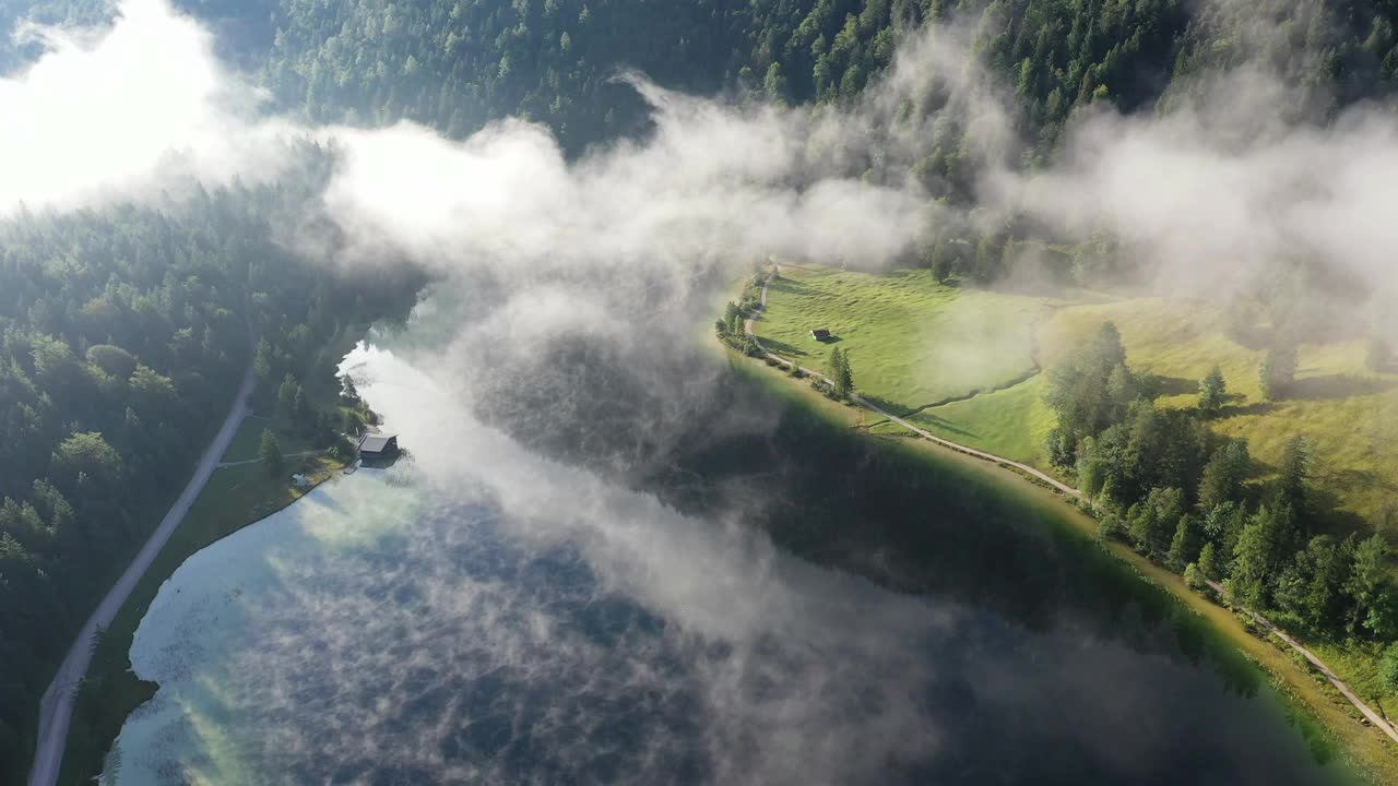 在巴伐利亚州费钦湖的森林上空飞行视频下载