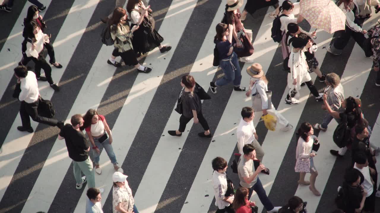 日本東京，人群穿過斑馬線。視頻素材