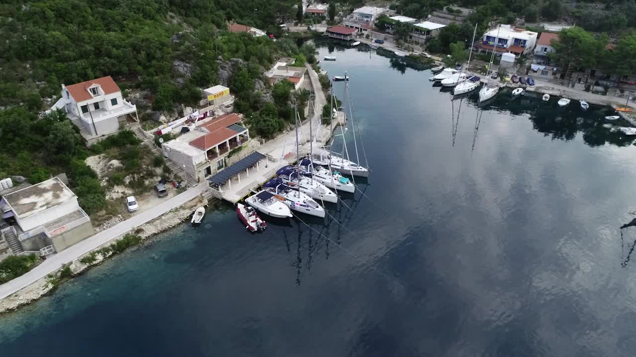 克罗地亚城市海港鸟瞰图。地中海景观，游艇和帆船的码头。在地中海国家度假。视频下载