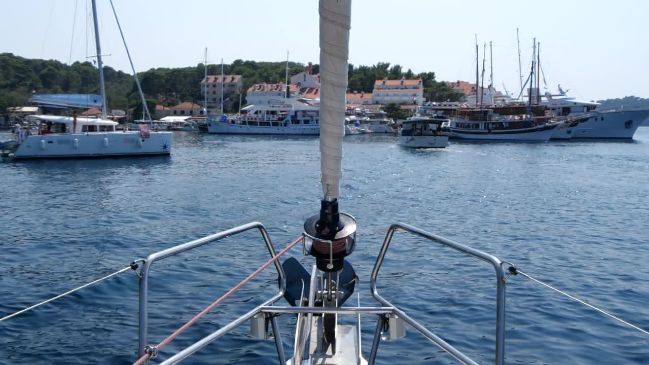 从帆船的船头看。美丽的地中海风景在夏季。超级慢动作。在海上航行的帆船。用帆船和游艇向港口驶去视频素材