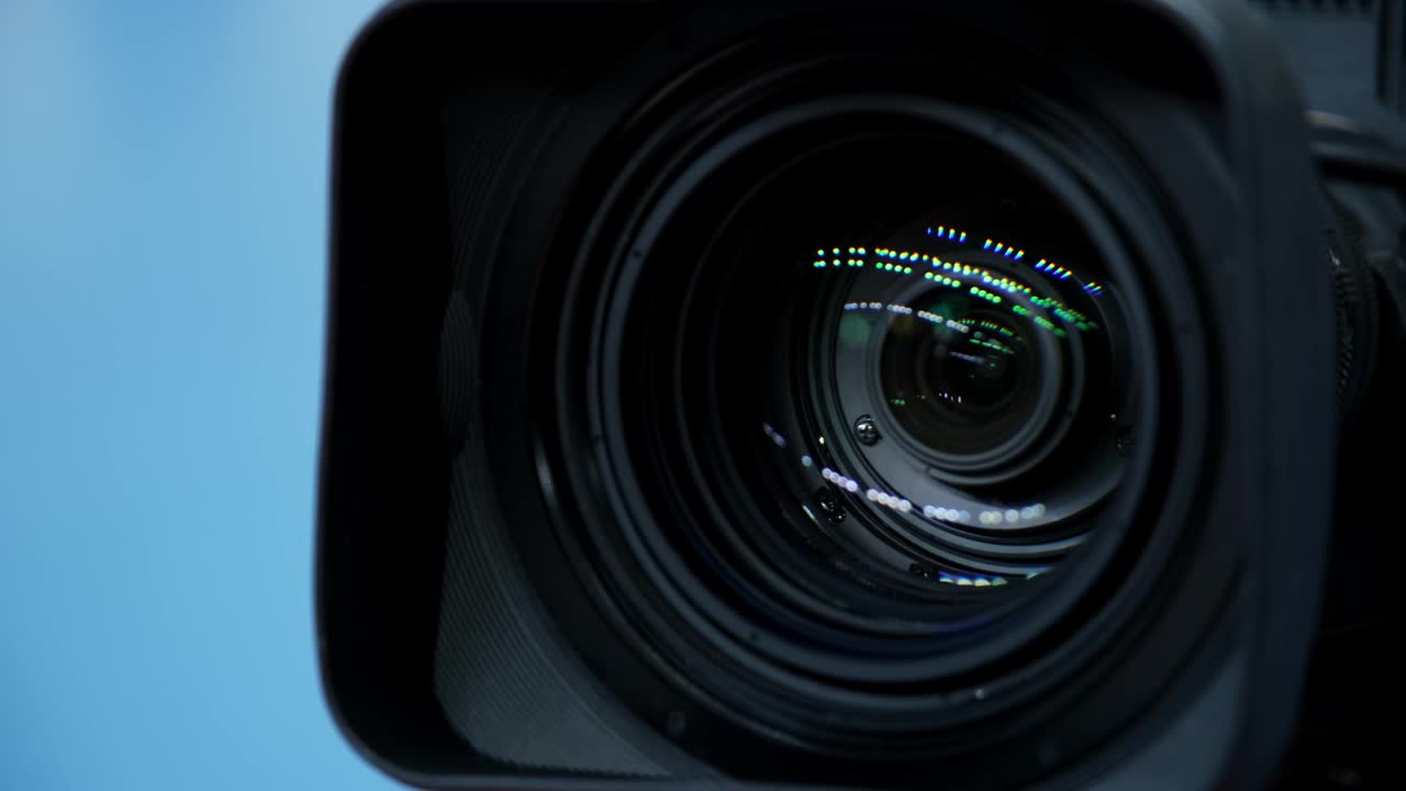数码相机的对焦镜头。相机的镜头。特写镜头。相机对焦和拍摄。为摄影或电影设备提供专业服务的理念。视频素材