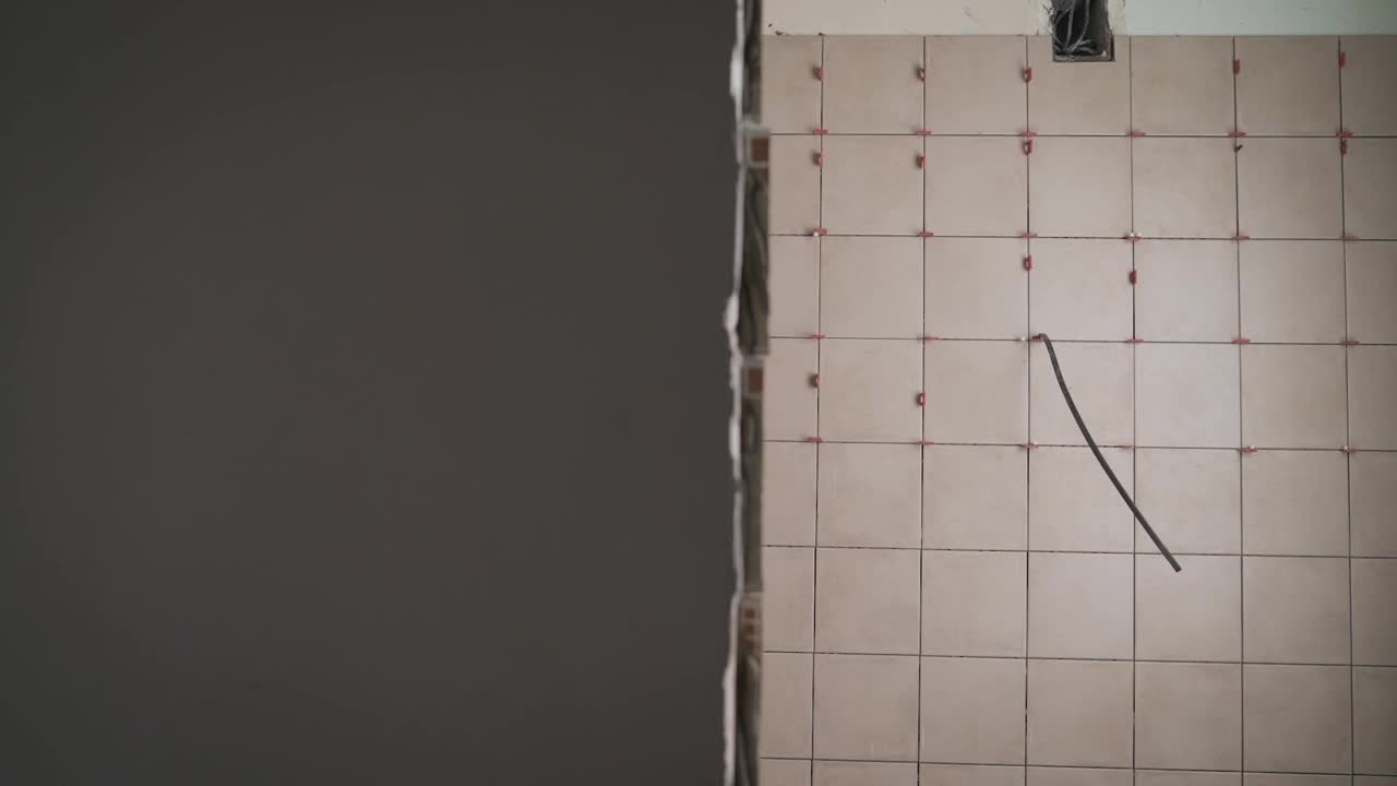 浴室里的瓷砖。铺设瓷砖。陶瓷墙砖视频下载