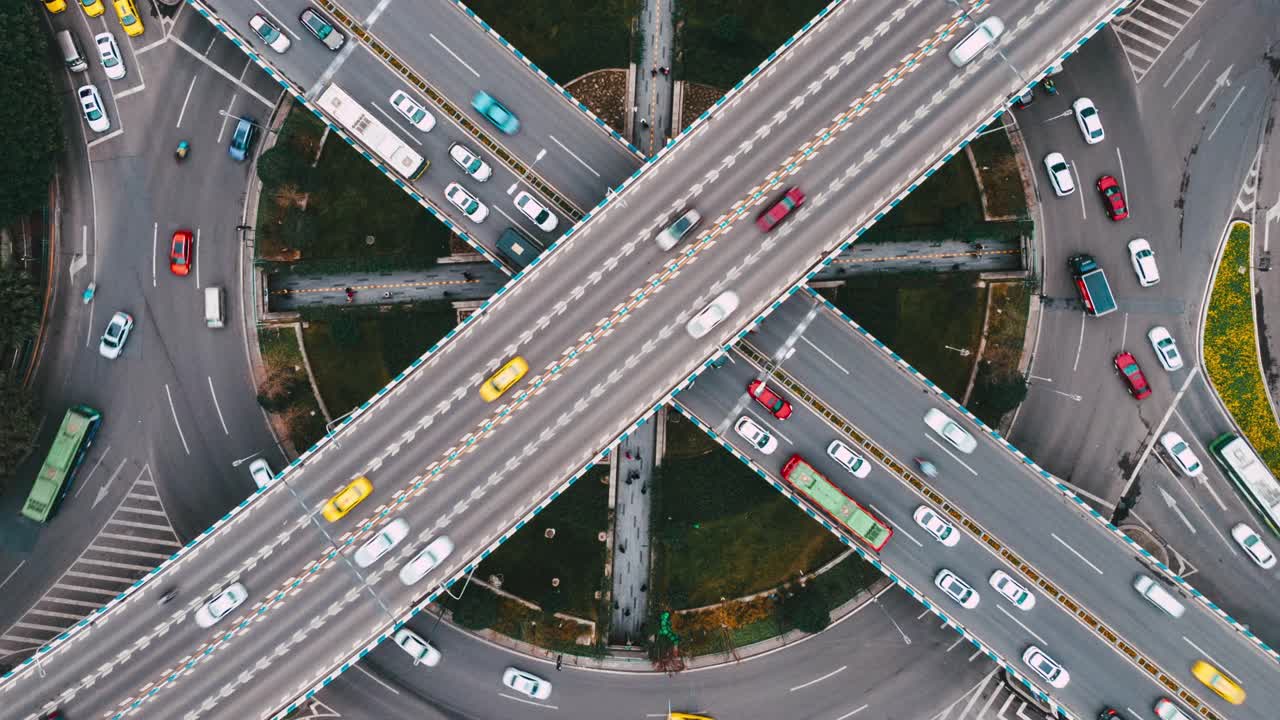 复杂立交桥和繁忙交通的全景鸟瞰图视频素材