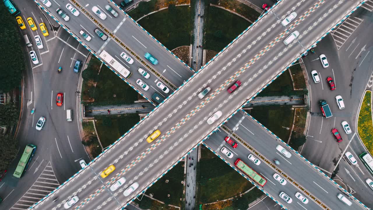 复杂立交桥及繁忙交通的天桥鸟瞰图视频素材