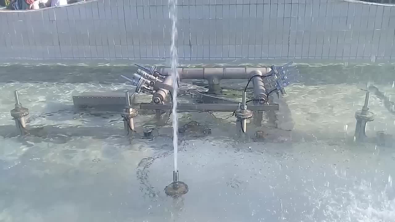 美丽的喷泉装饰公园视频下载