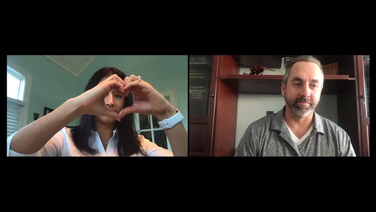 相爱的夫妻在异地恋中用手做出心形的形状视频下载