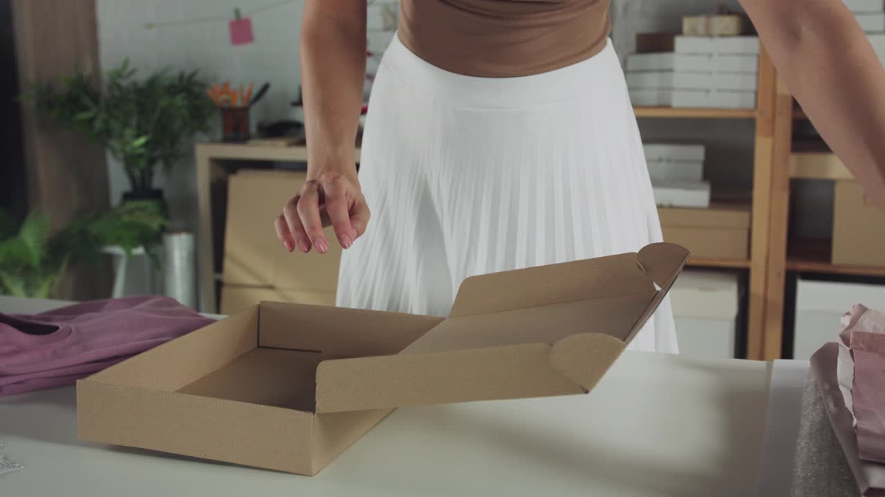 女企业家的腹部用盒子包装客户的订单视频素材