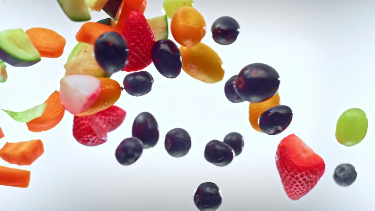 一堆切好的水果和蔬菜在空中碰撞视频购买