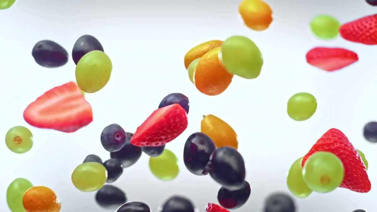 SLO MO LD不同的水果碰撞在空气中视频下载