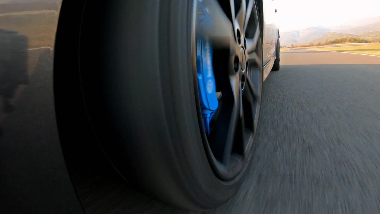 近距离观看跑车车轮旋转，而在追求竞争期间，一项汽车运动赛事视频素材