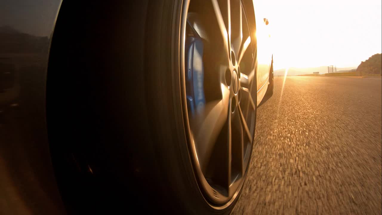 赛车比赛，特写的车轮和赛车跑道反射在汽车视频下载