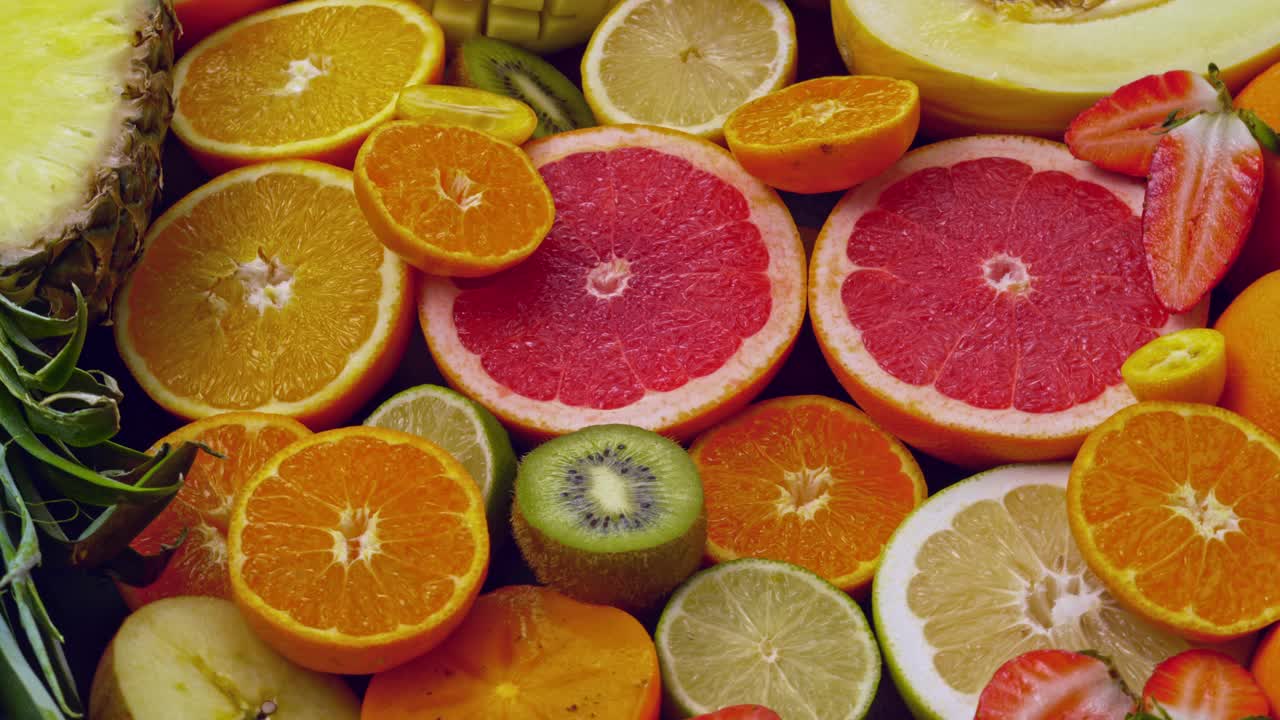 SLO MO LD柑橘和其他水果一起在盘子上旋转视频下载