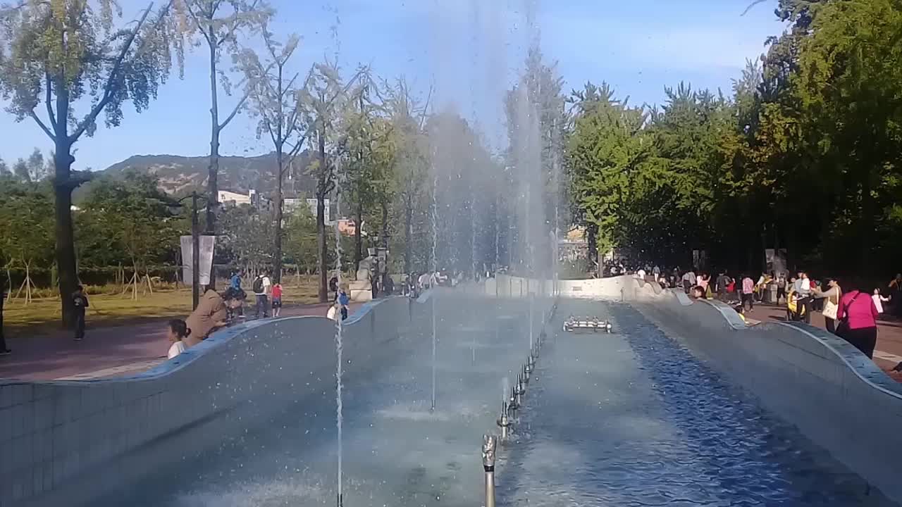 美丽的喷泉装饰公园视频下载